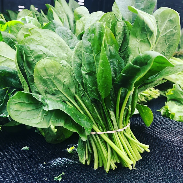 28 mg of vitamin C in 100 grams of spinach 28 mg of vitamin C in 100 grams of spinach