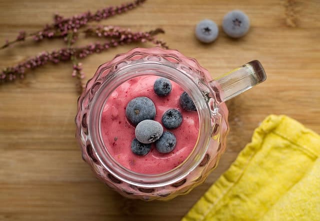 Vegan Berry Smoothie Recipe (4 Amazing Flavors)